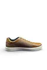 Zapatenis de cuero para hombre, modelo 111501 de la marca Pegada, en color camel con suela blanca y cordones al tono.