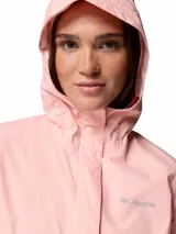 Campera impermeable y transpirable Columbia modelo Arcadia II, color rosado, con capucha ajustable, cierre frontal con solapa y bolsillos laterales con cierre.