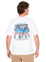 Remera blanca de manga corta con gran estampado en la espalda que ilustra a tres jugadores de rugby con camisetas celestes y la inscripción 'Garra Charrúa'.
