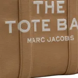 Cartera The Large Tote de Marc Jacobs en color tostado, con diseño estructurado y asas superiores resistentes. Cuenta con el estampado característico 'THE TOTE BAG MARC JACOBS' en la parte frontal y un amplio compartimento interior.