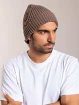 Gorro de lana marrón con diseño de punto canalé y etiqueta de cuero con logo en el lateral.