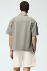 Short texturizado de mezcla de viscosa, color beige, con cintura elástica con cordón de ajuste y bolsillos laterales.