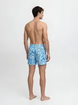 Short de baño de corte regular, color blanco con estampado en tonos azules de inspiración marina con langostas, peces y palmeras. Cuenta con cintura elástica con cordón ajustable.