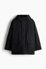 Campera parka acolchada de tejido técnico repelente al agua y rompevientos. Presenta cuello alto, capucha ajustable, cierre frontal oculto con solapa y cierre autoadherente. Incluye bolsillos calientamanos, bolsillos tipo parche con solapa y botón a presión, bolsillo interior y puños ajustables con trabilla.