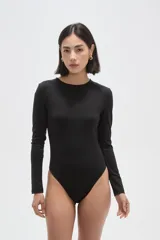 Body de manga larga confeccionado en poliamida, con diseño al cuerpo y cuello redondo a la base.