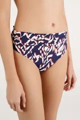 Calzón de bikini de tiro alto con diseño estampado abstracto en tonos azul marino, blanco y rojo, y frunces laterales.