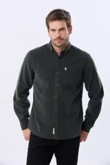 Camisa de manga larga confeccionada en pana fina de algodón, con cuello camisero, cierre frontal de botones y un bolsillo aplicado en el pecho.