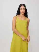 Vestido largo de corte recto y holgado, con breteles finos y tajo lateral en el ruedo.