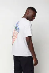 Remera blanca de algodón pesado con corte relajado, manga corta y cuello redondo. Cuenta con un pequeño estampado frontal con la frase "I love bad decisions" en color azul.