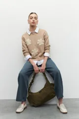 Bandolera color verde militar, con correa de hombro fruncida y bolsillos laterales.