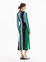 Vestido midi de punto acanalado con cuello medio alto y mangas largas. Presenta un diseño de rayas verticales en bloques de color azul, verde y marrón, con una línea diagonal decorativa que cruza el frente.
