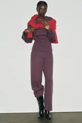 Pantalón de tiro alto con corte ancho y recto, confeccionado en tejido de punto elástico y flexible con cintura elástica.