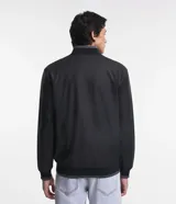 Campera bomber negra para hombre, confeccionada en material gomoso, con cuello alto, puños y bajo acanalados, y cierre frontal con cremallera.