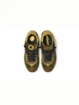 Championes Satorisan modelo Enso Twill Felt, diseño retro de inspiración skate en tonos verde militar, marrón y mostaza. Confeccionados en tejido twill y detalles en serraje, con cuello y lengüeta acolchados, cordones negros y suela de goma.