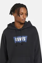 Buzo hoodie negro de Levi's con logo estampado en el pecho en color azul y blanco.
