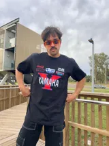 Remera negra de corte oversize con estampado gráfico frontal estilo racing que incluye el logo de Yamaha y marcas patrocinadoras.
