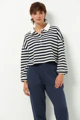 Pantalón de jogging negro de algodón con interior de felpa, bolsillos laterales, cintura elástica y puños ajustados.