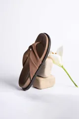 Sandalias marrones con tira ancha de cuero sintético trenzado.