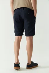 Bermuda de corte clásico confeccionada en una mezcla de lino y algodón. Presenta cierre frontal, bolsillos laterales y pasa cinto en la cintura.
