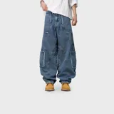 Jean ultra baggy de corte holgado y estilo cargo con bolsillos laterales y detalles de costuras y flecos.