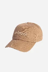 Gorra de algodón color beige con visera curva y logo bordado al frente en hilo del mismo color.