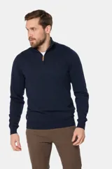 Buzo liso de punto fino en hilo de algodón color azul marino, con cuello alto y cierre frontal parcial con detalle de tirador de cuero.