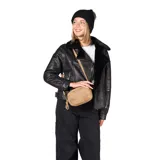 Campera estilo aviador de cuero sintético negro con interior de piel sintética al tono. Presenta cierre frontal cruzado, solapas amplias y detalles de hebillas en el cuello.