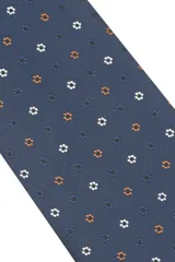 Corbata morada con pequeños lunares blancos.