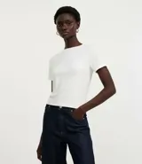 Blusa básica de cuello redondo y manga corta con detalle de dobladillo plegado. Confeccionada en tejido de viscosa con spandex, ofrece un ajuste cómodo y versátil.