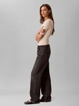 Remera Calvin Klein de corte ajustado confeccionada en mezcla de algodón y elastano. Presenta cuello redondo, mangas cortas y el logotipo de la marca estampado en el centro del pecho.