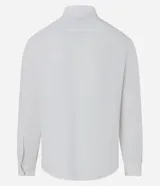 Camisa de manga larga color celeste, corte slim fit, con cuello inglés y cierre frontal de botones.