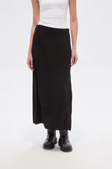 Falda larga negra de viscosa, con corte evasé y una abertura lateral.