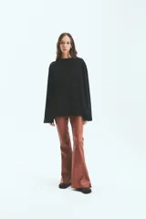 Pantalón de tiro alto confeccionado en ecocuero con textura de efecto croco. Presenta un corte semi oxford con un recorte horizontal sobre la rodilla y cierre invisible en el lateral.