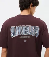 Remera de manga corta con corte relaxed y cuello redondo. Presenta un estampado de lettering en la parte frontal y un diseño gráfico de mayor tamaño en la espalda. Confeccionada en algodón suave y resistente.