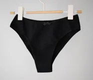 Bombacha básica de tiro alto color beige, confeccionada en algodón elastizado.