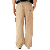 Pantalon cargo color beige, de corte holgado, con cintura elástica ajustable mediante cordón, bolsillos laterales tipo cargo y bolsillos frontales.
