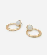 Aros dorados con base de resina blanca y colgante circular.