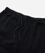 Pantalón tipo jogger de color negro, confeccionado en una mezcla de algodón y poliéster. Presenta cintura elástica con cordón ajustable, bolsillos laterales y puños elásticos en el ruedo.