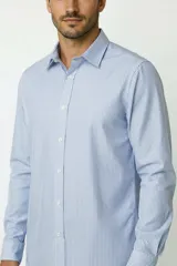 Camisa de algodón de manga larga con diseño de rayas verticales en tonos gris y blanco, cuello camisero clásico y cierre frontal con botones.