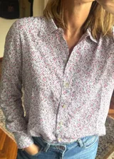 Camisa de fibrana de estilo clásico con estampa liberty de flores en tonos uva y verdes, de manga larga y cierre frontal con botones veteados.