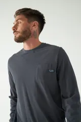 Remera de hombre negra de manga larga con puños, escote redondo y bolsillo en el pecho con etiqueta de marca.