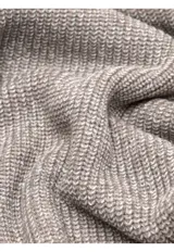 Sweater de punto con cuello alto y cierre frontal parcial, de manga larga con puños y ruedo acanalados.