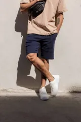 Bermuda lisa de corte clásico, con bolsillos laterales y traseros.