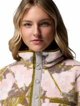Polar de felpa suave y mullida Columbia modelo Helvetia Snap Fleece, con estampado abstracto en tonos rosado, marrón y verde oliva. Cuenta con cuello alto con solapa de botones a presión, un bolsillo con cierre en el pecho y puños elásticos.