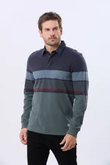 Remera polo de manga larga con diseño de franjas horizontales en tonos azul, gris y detalles en bordó. Presenta cuello camisero con cierre de botones y puños elásticos.