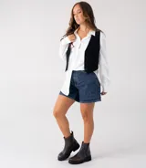 Bota corta tipo chelsea de cuero vacuno color marrón, con suela track de goma negra y elástico lateral.