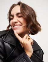 Anillo dorado con baño de oro de 18k, de forma cuadrada y acabado liso.