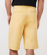 Bermuda masculina de corte recto, confeccionada en sarga de algodón, con bolsillos laterales y traseros.