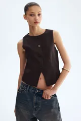 Chaleco sastrero de color marrón oscuro, con cuello redondo, cierre frontal con botones y diseño entallado.