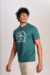 Remera de algodón color verde petróleo con cuello redondo y mangas cortas. Presenta un estampado gráfico frontal en color blanco con el logo de la marca y la leyenda Original Penguin Est. 1955.